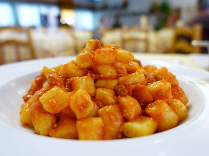 Asso_di_Coppe_Deruta_Elizabeth_Minchilli-3